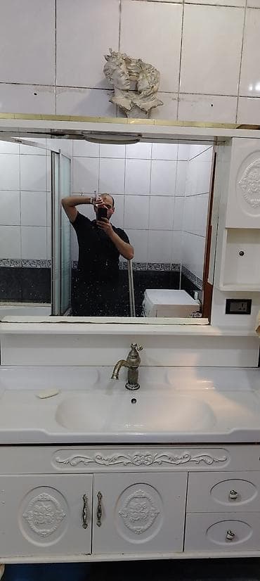 hamam tusu: Klassik dizaynlı hamam mebeli: güzgülü şkaf, geniş əlüzyuyan və alt — 1
