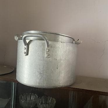 parca skaflar: - Qara rəngli TV/stend dolabı: üstü düzbucaqlı, küncləri yumru — 3