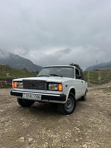kardan: VAZ 2107 sedan – ağ rəng, 4 qapı, arxa ötürücülü klassik model. Xarici — 1