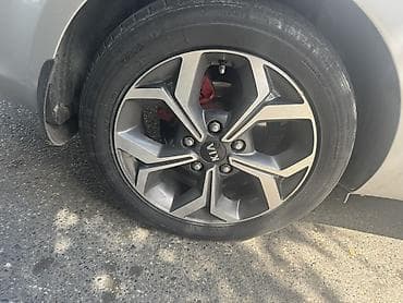 niva kuza: Kia Ceed SW (station wagon) – gümüşü rəngdə, şəhər və ailə istifadəsi — 2