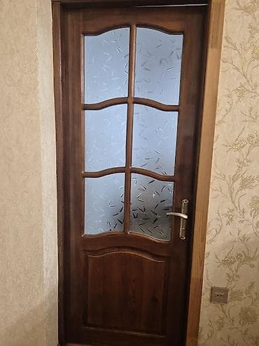 qapi pencere plastik: 3 qapı birlikdə 150 manat,1-i 50 manatdır.Ağac qapılar dəsti - — 3