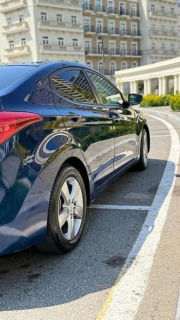 ikinci el tekerler: Hyundai Elantra, mavi rəngdə sedan. Xüsusiyyətlər: - Kuzov: sedan — 5