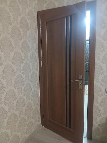 Daxili otaq qapıları — ağac fakturalı, isti qəhvəyi tonlarda — 2
