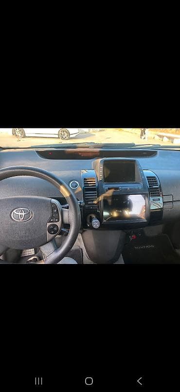 Nəqliyyat: Toyota Prius (ikinci nəsil, liftback) – hibrid Özəlliklər: - Hibrid — 1