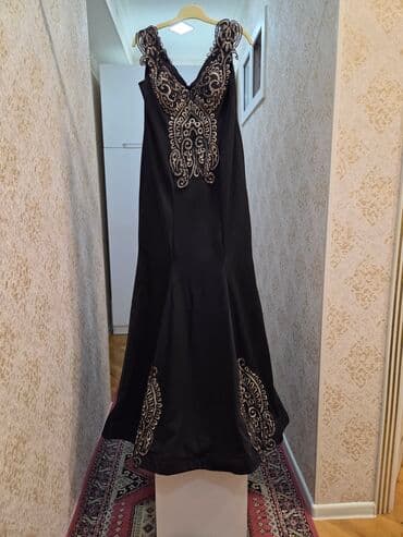 Bu qara ziyafət donu nəfis qızılı naxışlarla bəzədilmişdir. V-yaxa