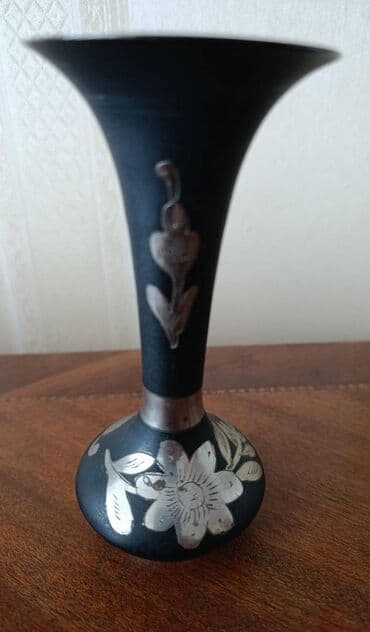 guldanda gul: Bir vaza, Mis — 3