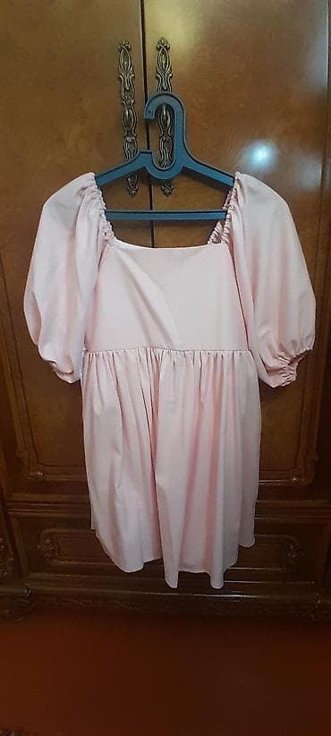 Açıq pudra rəngində qısa don - Model: kvadrat yaxalı, kəmərli, balon