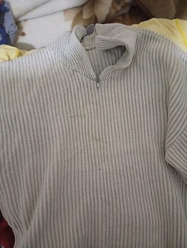 Kişi geyimləri: Kişi geyimləri dəsti 1) Qara kapüşonlu sviter - Ön hissədə “Böhse — 9