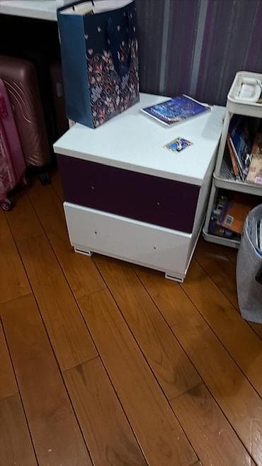 turba 50: İki çəkməcəli komod/yataq yanı tumbası - Dizayn: ağ və bənövşəyi rəng — 1