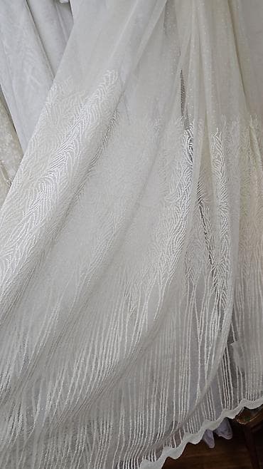 Zərif naxışlı, yüngül, ağ tül pərdə. Otağa incə bir hava qatır və gün