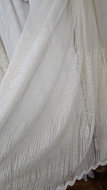 tül parçalar: Zərif naxışlı, yüngül, ağ tül pərdə. Otağa incə bir hava qatır və gün — 1