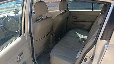 tra: Nissan Tiida hatchback - Kuzov: 5 qapılı hatchback, qızılı/bej rəng - — 5