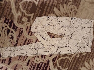 женские спортивные костюмы с стразами: Ağ rəng üzərində qara “mərmər/çat” naxışlı qadın legginsi. - Uzun, dar — 1