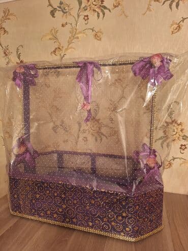 Quruducular: Bənövşəyi rəngdə bəzəkli xonça/qutulu səbət. - Ölçü: təxminən böyük — 1