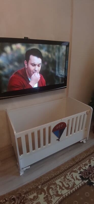 Mercedes-Benz: Uşaq beşiyi – ağ rəngdə, taxta materialdan. - Ön və arxa tərəfdə — 2