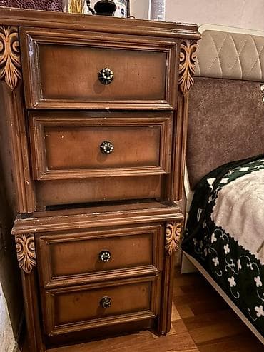 Klassik üslubda taxta tumba/dolab dəsti. iki ədəd komoddan ibarətdir