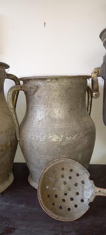 Məhsul: Mis/qalaylı köhnə dövrə aid iri su/qatıq qabı və delikli mis