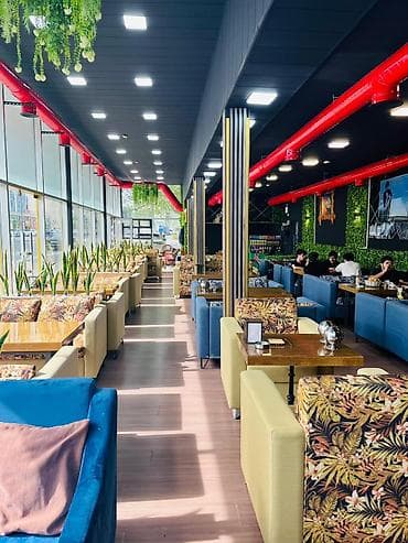 Restoranda Olan Ön Masa Və 2 Ədəd Divan Dəsti Komplekt Şəkildə satılır — 2