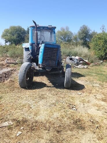 disklər r14: Mavi rəngli təkərli traktor. Texniki xüsusiyyətlər və quruluş: - Ön — 4