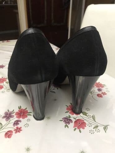 женские классические туфли на танкетке: Qara klassik qadın tufliləri - Rəng: qara - Üst material: süet — 3