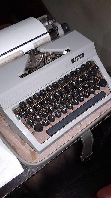 Cap edən makinə-пищущая машинка əla vəzitəttə — 1