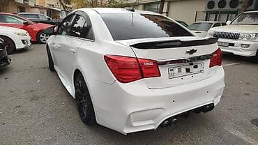 volkswagen passat 2004: Chevrolet Cruze – sedan, ağ rəng, sport üslubunda tam body-kiti ilə — 7