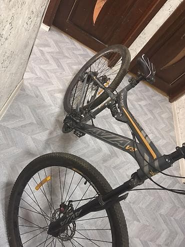 velosiped: AVA V3 dağ velosipedi. Qara və boz rəng kombinində, narıncı — 3