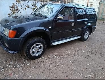 paneler: Foton SUV – qara rəng, 5 qapı, tam ölçülü ofroud üslublu kuzov. Yüksək — 5