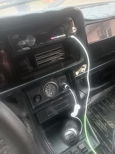 masin tekerleri: VAZ 2107, ağ rəng, 4 qapılı sedan. Xüsusiyyətlər: - Mexaniki sürətlər — 3