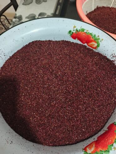 tek matraslar: Məhsul: üyüdülmüş sumaq (quru sumaq dənəsi) Təsvir: - Təbii şəkildə — 2