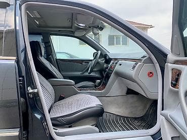 mersedes 2 4: Mercedes-Benz E 320: 3.2 l | 2000 il Sedan — 6