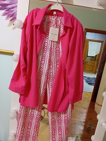 Костюмы: Qadın dəsti – 2 parçadan ibarət: - Uzunqol, düyməli, oversize kəsimli — 1