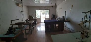 binə qesebesi: Şəhərin mərkəzində yerləşən bu kommersiya binası müxtəlif biznes — 2