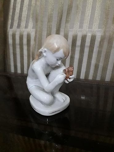 Советский фарфор.Есть дефект.Склейка запястья руки