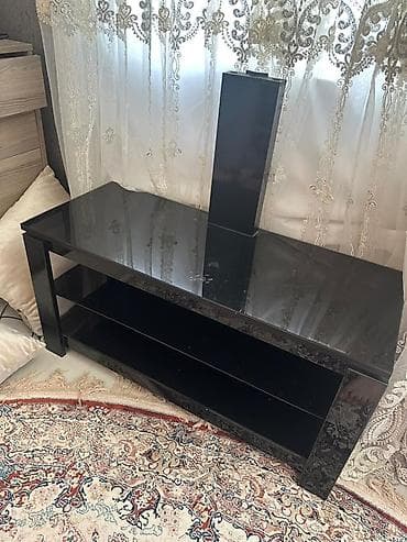 Qara şüşə səthli TV stendi - Material: parlaq qara şüşə üstlük və