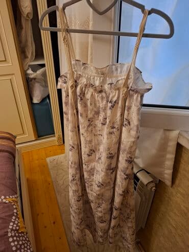 cicekli don: Ağ rəngdə, qara çiçək naxışlı, uzunqol qadın midi donu. Donun V — 18