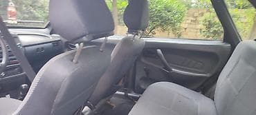 07 oturacaqlar: Lada Samara – qara rəngli hetçbek Xüsusiyyətlər: - Kuzov: 5 qapılı — 4