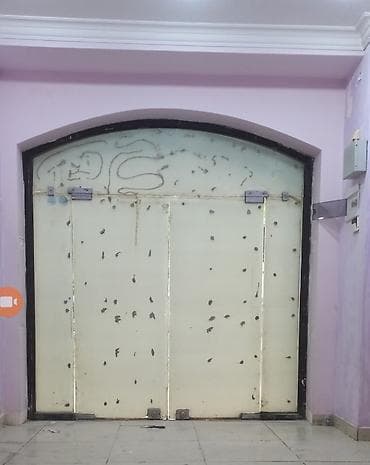 Şüşə giriş qapısı və tağlı framukoyla (çertyoja uyğun) yeni kimi hec