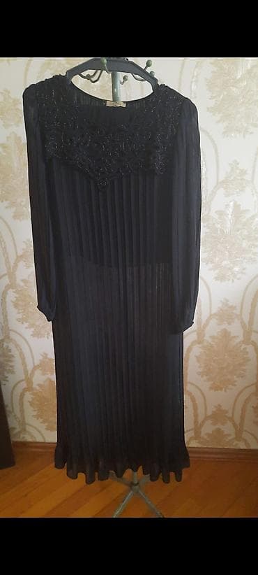 Qara rəngli zərif qadın donu - Model: diz altı uzunluqda, axıcı