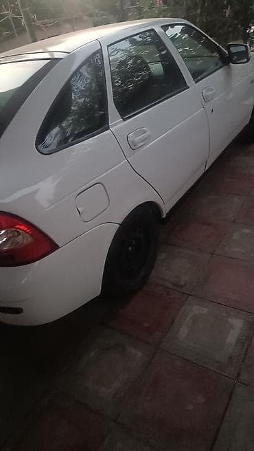 sukan satisi: Ağ rəngli 4 qapılı sedan/hb (Lada Priora tipli). - Kuzov: ağ, arxa və — 3