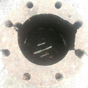 Qazla işləyən Dəmir/sökülmüş flanşlı silindrik detaldır. Aşağıdakı — 2