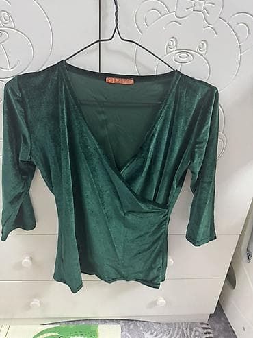 Qadın geyimləri dəsti 1) Yaşıl məxməri bluz - Parça: yumşaq