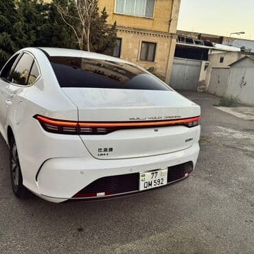 последующий выкуп авто бишкеке: BYD sedan – ağ rəng, aerodinamik kuzov və geniş xrom ön barmaqlıq. Ön — 5