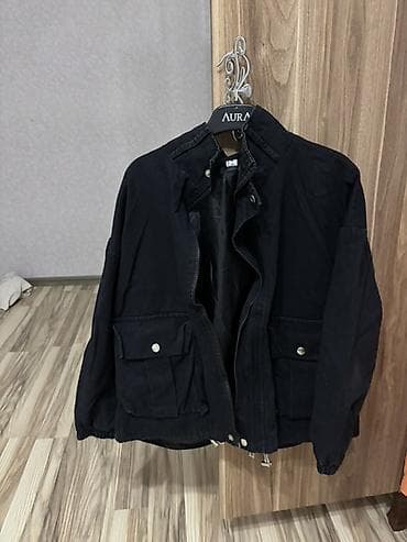 Qara rəngli unisex yüngül gödəkçə - Ön hissə: fermuarlı bağlanma — 2