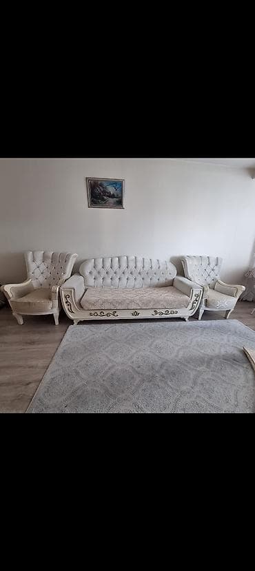 divan mingecevir: Klassik üslubda 3-lü qonaq otağı dəsti - Tərkibi: 1 ədəd 3 nəfərlik — 1