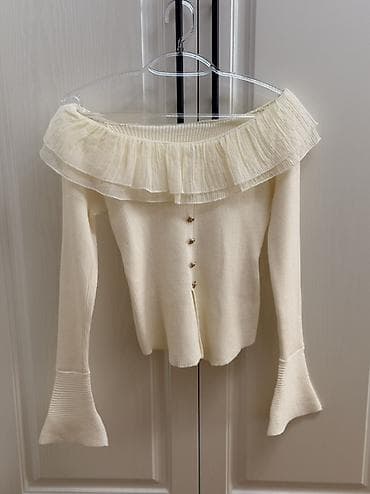 Zərif dizaynlı qadın bluzası - Model: çiyinləri açıq, ikiqat volantlı