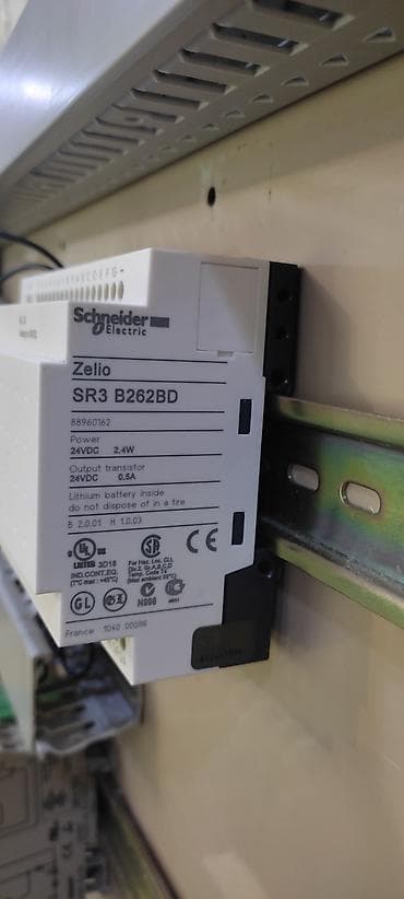paneli: Schneider Electric Zelio Logic – SR3 B262BD PLC (programmabla edilə — 2