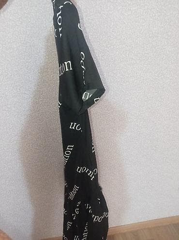 Женская одежда: Qara rəngli, qısaqoll, rahat kəsimli qadın paltarı. Bel xəttindən — 2