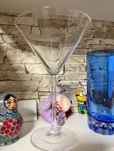 bişmiş şüşə qiyməti: Ваза из цветного стекла хорошего качества по 15 манат каждый высота — 4
