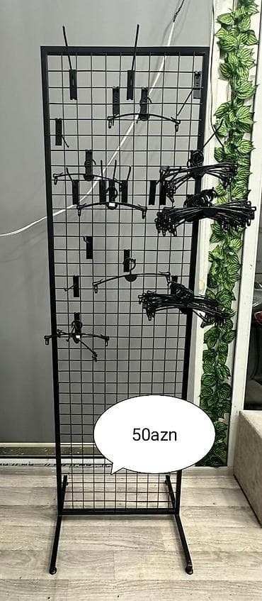 Məhsul: Metal “gridwall” tipli sərgi/asma stendi + qarmaq və asqı — 1